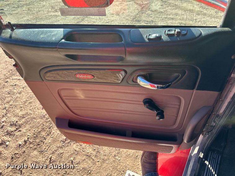 image for item ER8429 2014 Peterbilt 386 semi truck