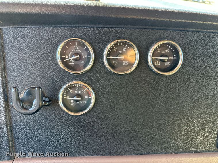 image for item ER8429 2014 Peterbilt 386 semi truck