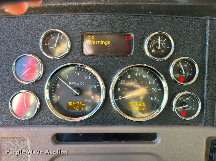 image for item ER8429 2014 Peterbilt 386 semi truck