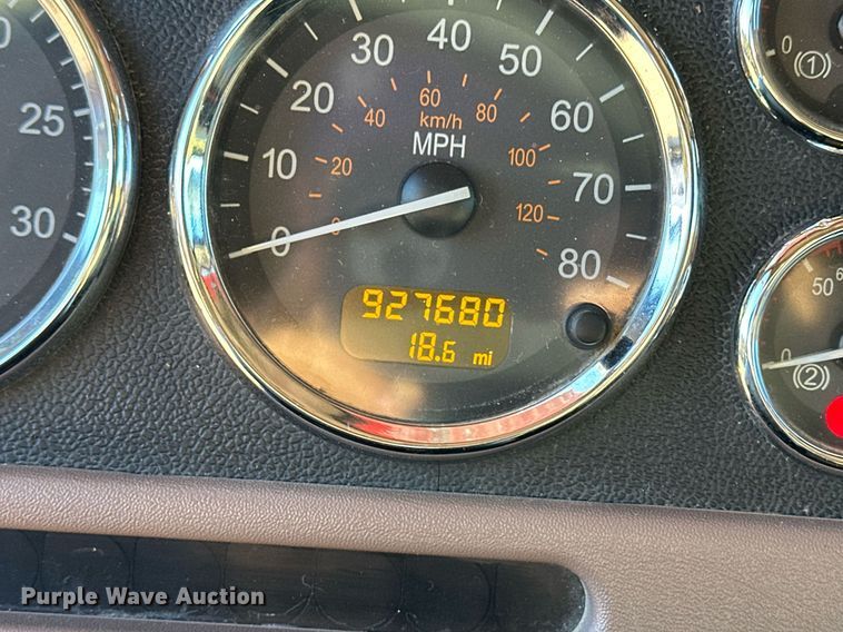 image for item ER8429 2014 Peterbilt 386 semi truck