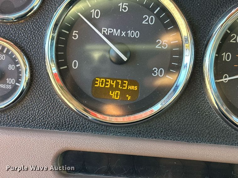 image for item ER8429 2014 Peterbilt 386 semi truck