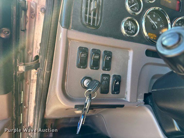 image for item ER8429 2014 Peterbilt 386 semi truck