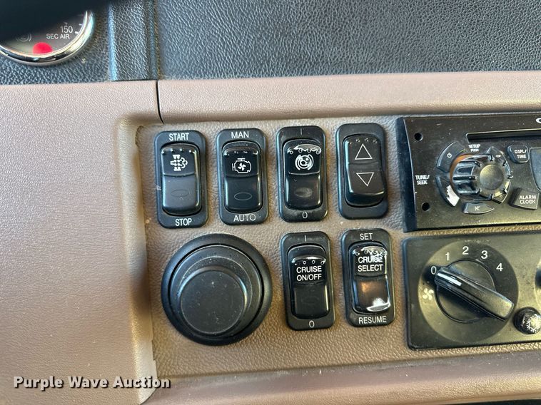 image for item ER8429 2014 Peterbilt 386 semi truck