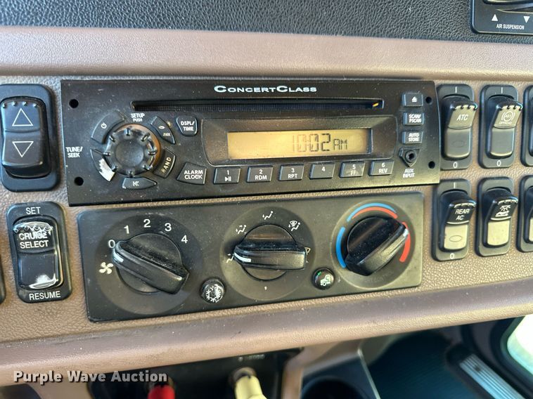 image for item ER8429 2014 Peterbilt 386 semi truck