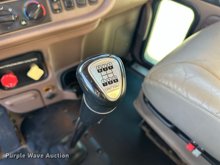 image for item ER8429 2014 Peterbilt 386 semi truck