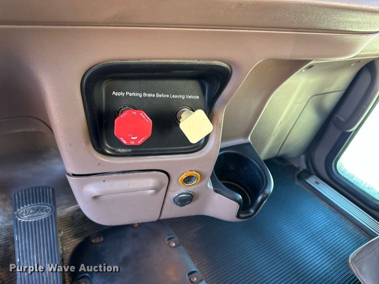 image for item ER8429 2014 Peterbilt 386 semi truck