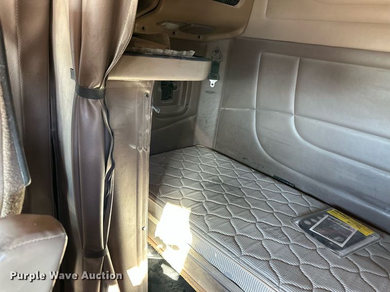 image for item ER8429 2014 Peterbilt 386 semi truck