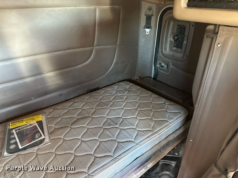 image for item ER8429 2014 Peterbilt 386 semi truck