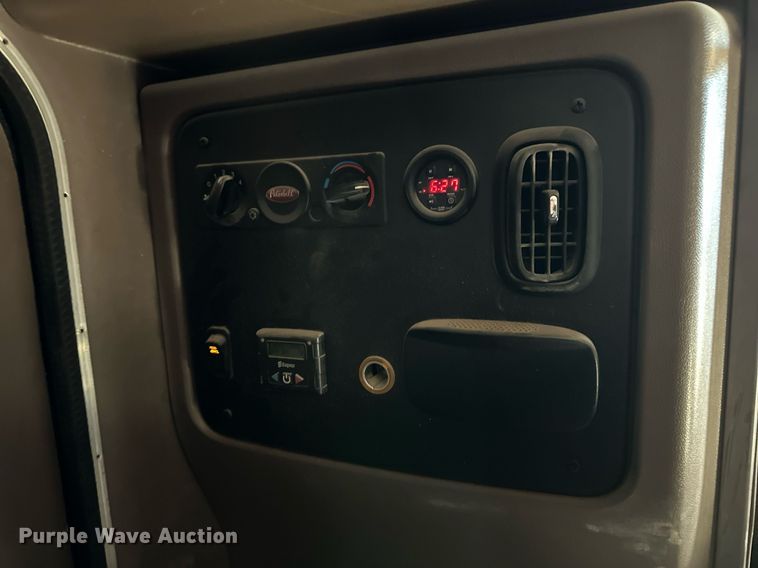 image for item ER8429 2014 Peterbilt 386 semi truck