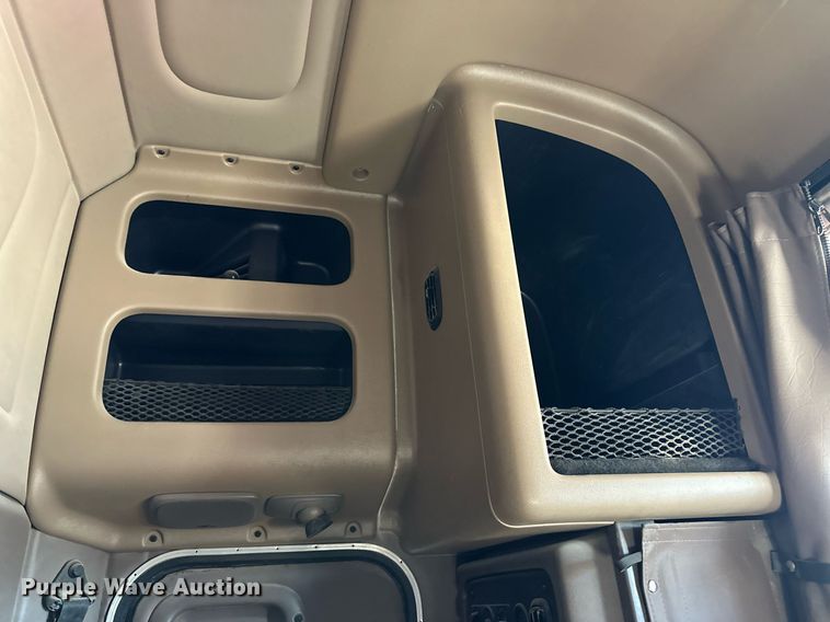 image for item ER8429 2014 Peterbilt 386 semi truck