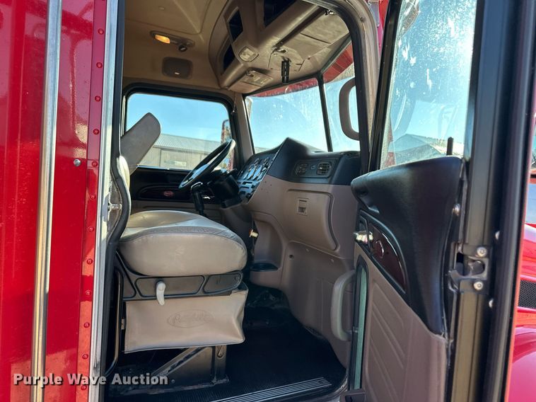 image for item ER8429 2014 Peterbilt 386 semi truck