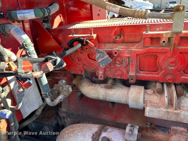 image for item ER8429 2014 Peterbilt 386 semi truck