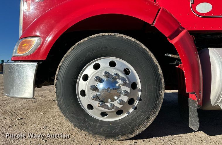 image for item ER8429 2014 Peterbilt 386 semi truck