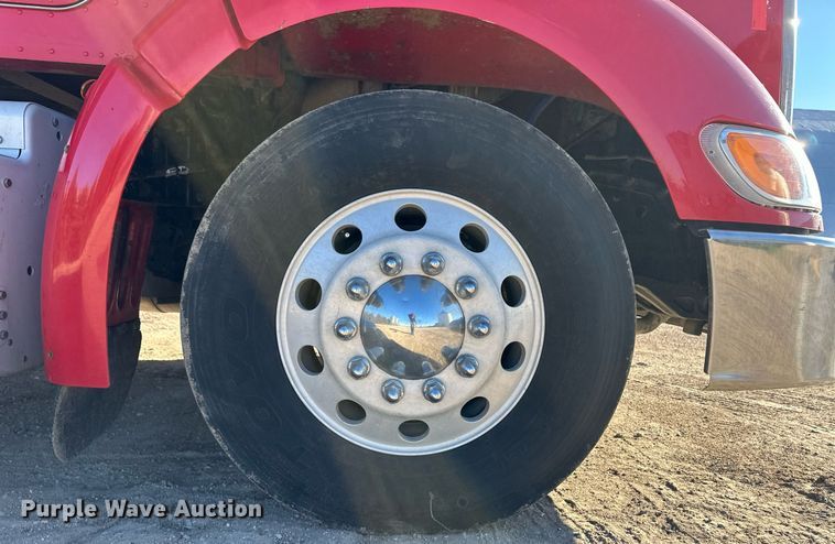 image for item ER8429 2014 Peterbilt 386 semi truck