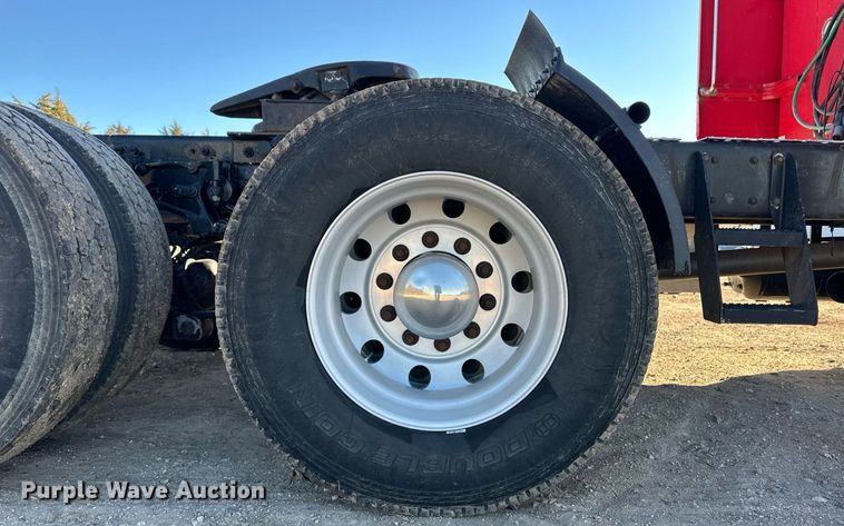 image for item ER8429 2014 Peterbilt 386 semi truck