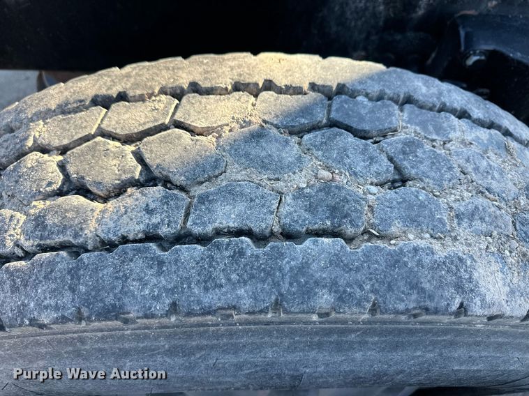 image for item ER8429 2014 Peterbilt 386 semi truck