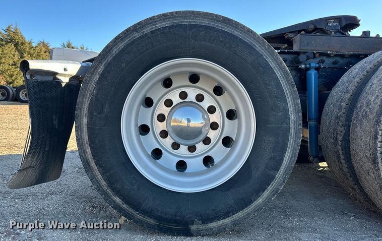 image for item ER8429 2014 Peterbilt 386 semi truck