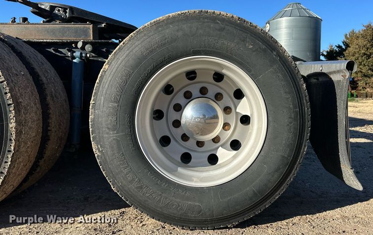 image for item ER8429 2014 Peterbilt 386 semi truck