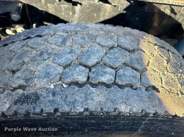 image for item ER8429 2014 Peterbilt 386 semi truck