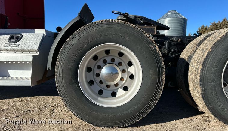 image for item ER8429 2014 Peterbilt 386 semi truck