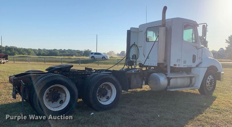 image for item JT9736 2005 Freightliner  Columbia  semi truck