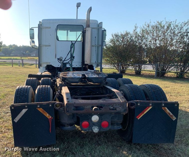 image for item JT9736 2005 Freightliner  Columbia  semi truck