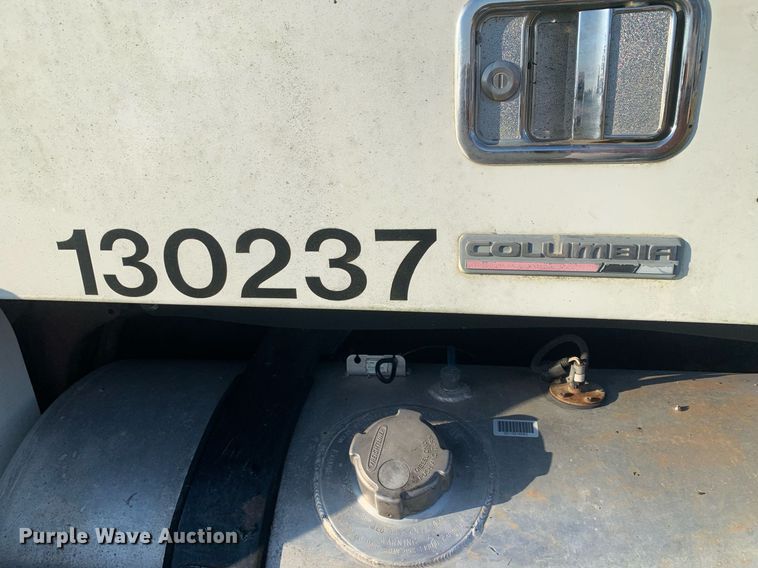 image for item JT9736 2005 Freightliner  Columbia  semi truck