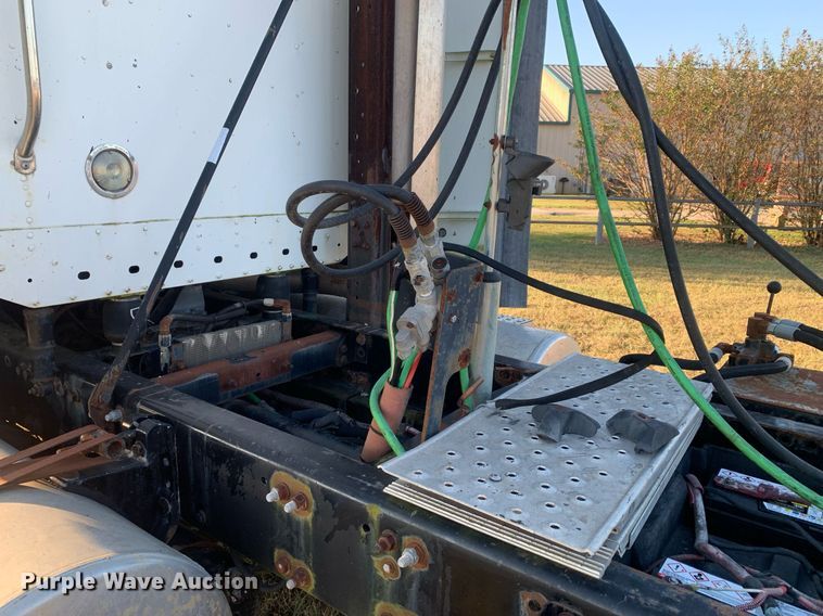 image for item JT9736 2005 Freightliner  Columbia  semi truck