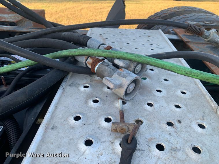 image for item JT9736 2005 Freightliner  Columbia  semi truck