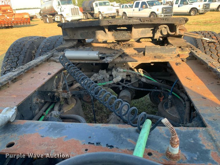 image for item JT9736 2005 Freightliner  Columbia  semi truck