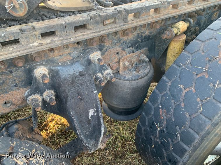 image for item JT9736 2005 Freightliner  Columbia  semi truck