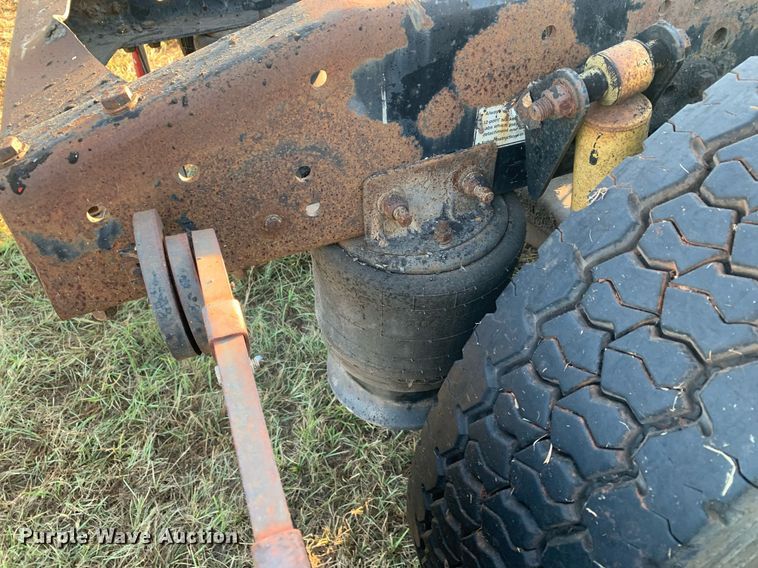 image for item JT9736 2005 Freightliner  Columbia  semi truck