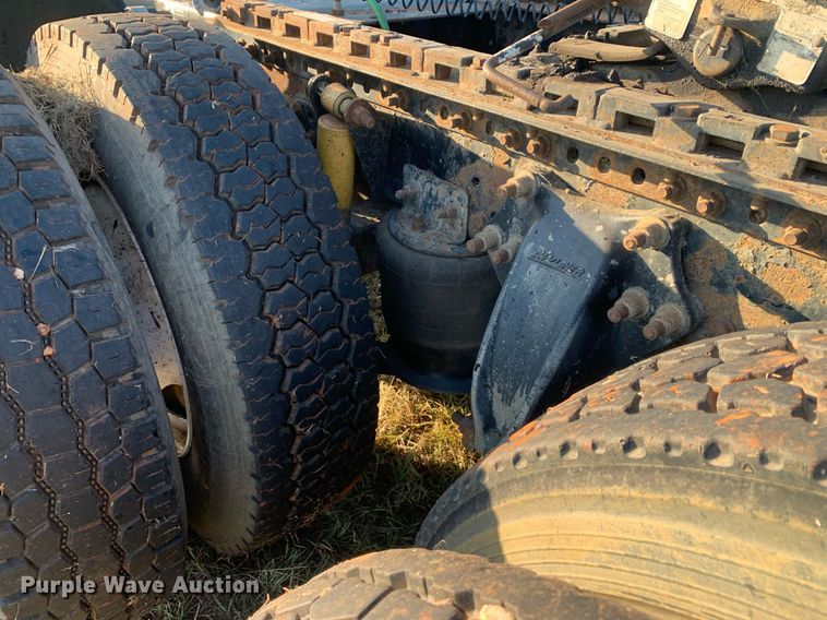 image for item JT9736 2005 Freightliner  Columbia  semi truck