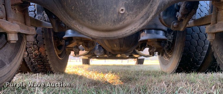 image for item JT9736 2005 Freightliner  Columbia  semi truck