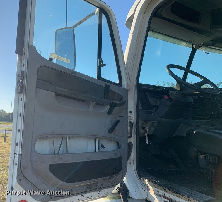 image for item JT9736 2005 Freightliner  Columbia  semi truck