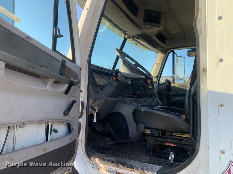 image for item JT9736 2005 Freightliner  Columbia  semi truck