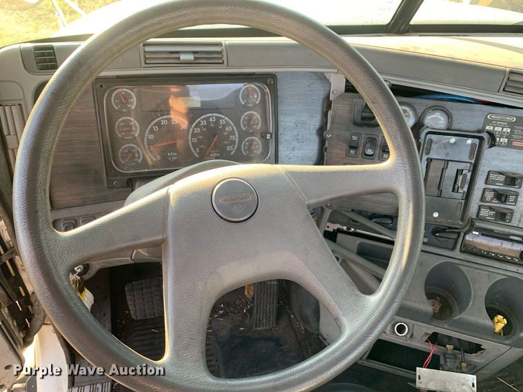 image for item JT9736 2005 Freightliner  Columbia  semi truck