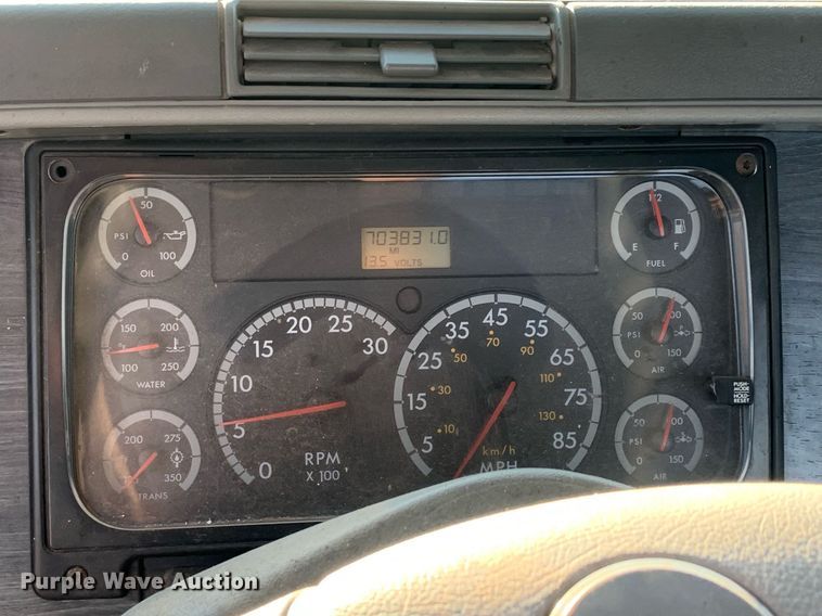 image for item JT9736 2005 Freightliner  Columbia  semi truck