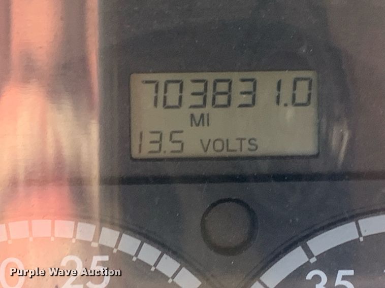 image for item JT9736 2005 Freightliner  Columbia  semi truck