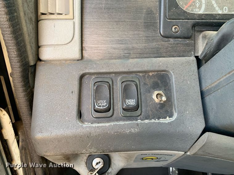 image for item JT9736 2005 Freightliner  Columbia  semi truck