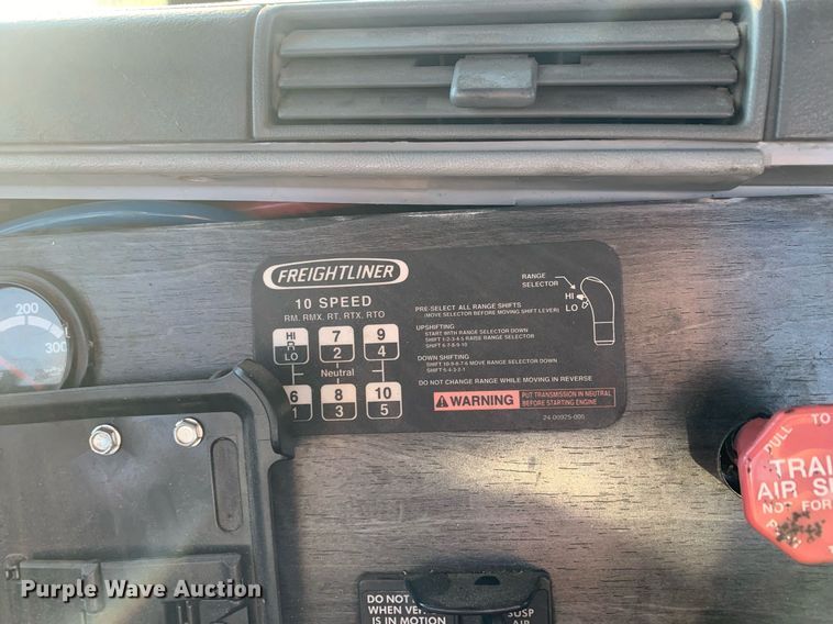 image for item JT9736 2005 Freightliner  Columbia  semi truck