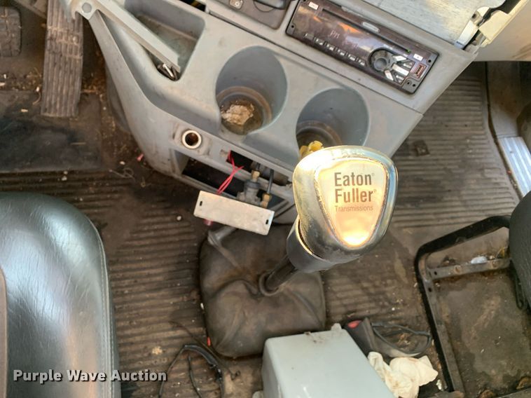 image for item JT9736 2005 Freightliner  Columbia  semi truck