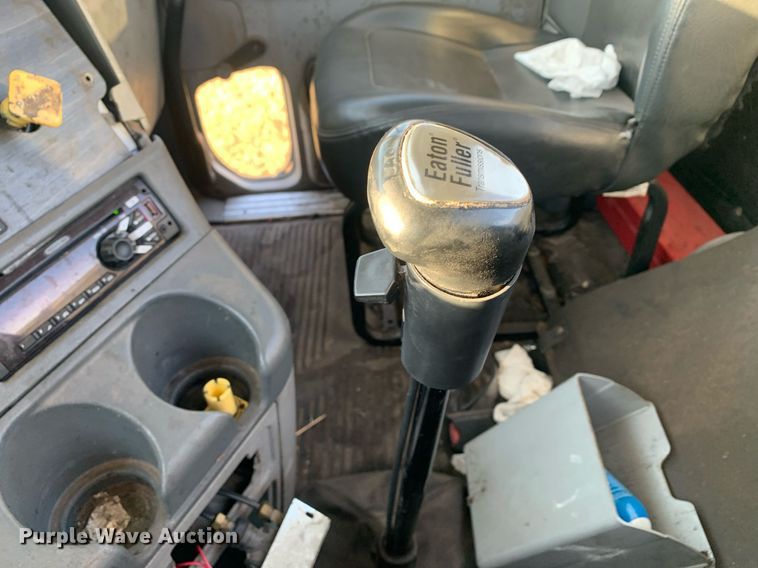 image for item JT9736 2005 Freightliner  Columbia  semi truck