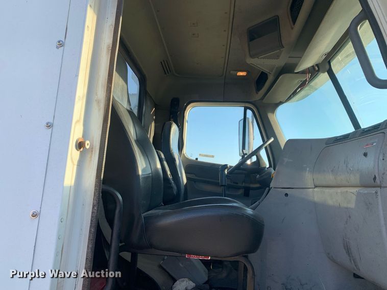 image for item JT9736 2005 Freightliner  Columbia  semi truck