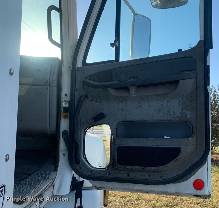 image for item JT9736 2005 Freightliner  Columbia  semi truck