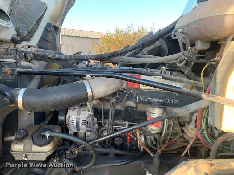 image for item JT9736 2005 Freightliner  Columbia  semi truck