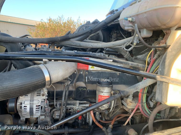 image for item JT9736 2005 Freightliner  Columbia  semi truck