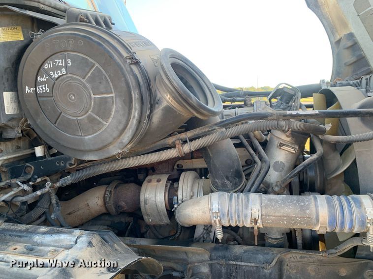 image for item JT9736 2005 Freightliner  Columbia  semi truck