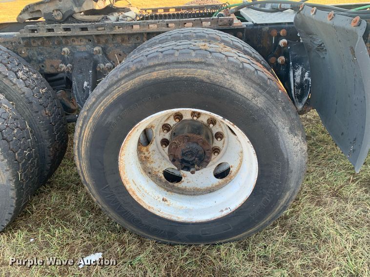 image for item JT9736 2005 Freightliner  Columbia  semi truck