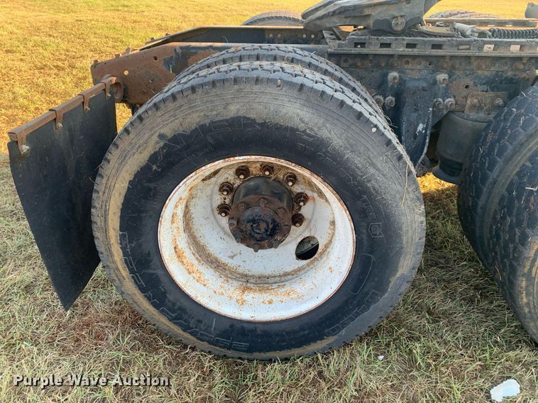 image for item JT9736 2005 Freightliner  Columbia  semi truck